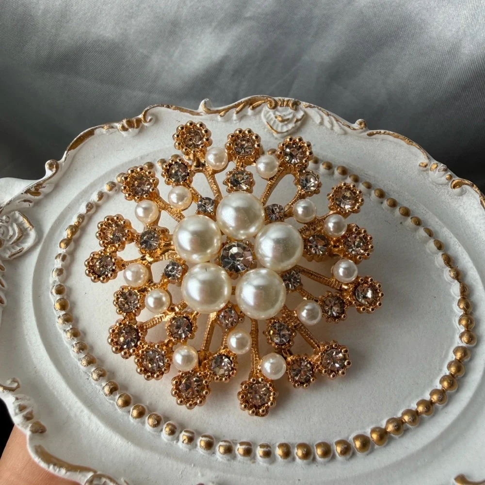 Pearl Crystal Flower Brooch Gold Tone Vintage Style